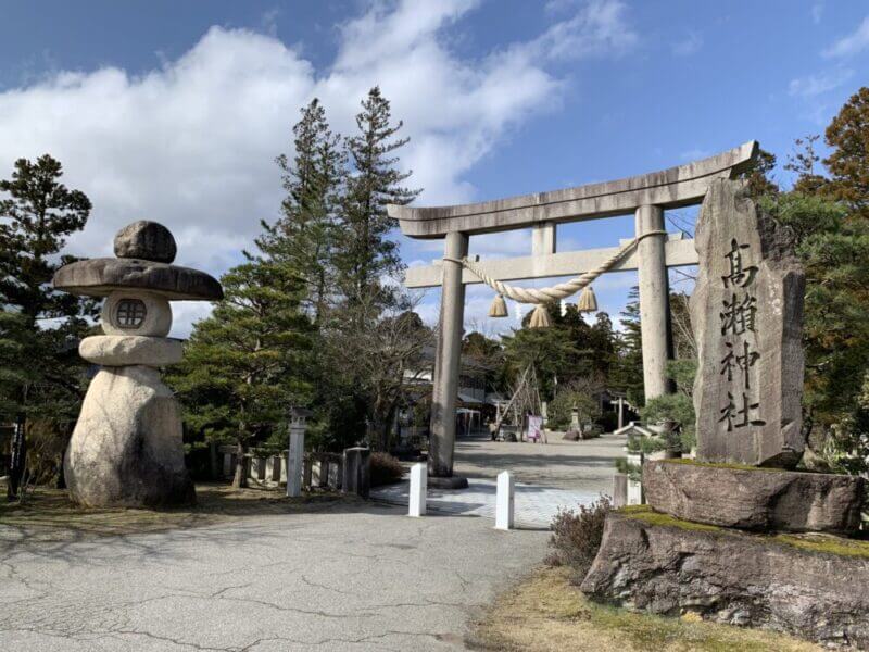 高瀬神社の鳥居と社号標