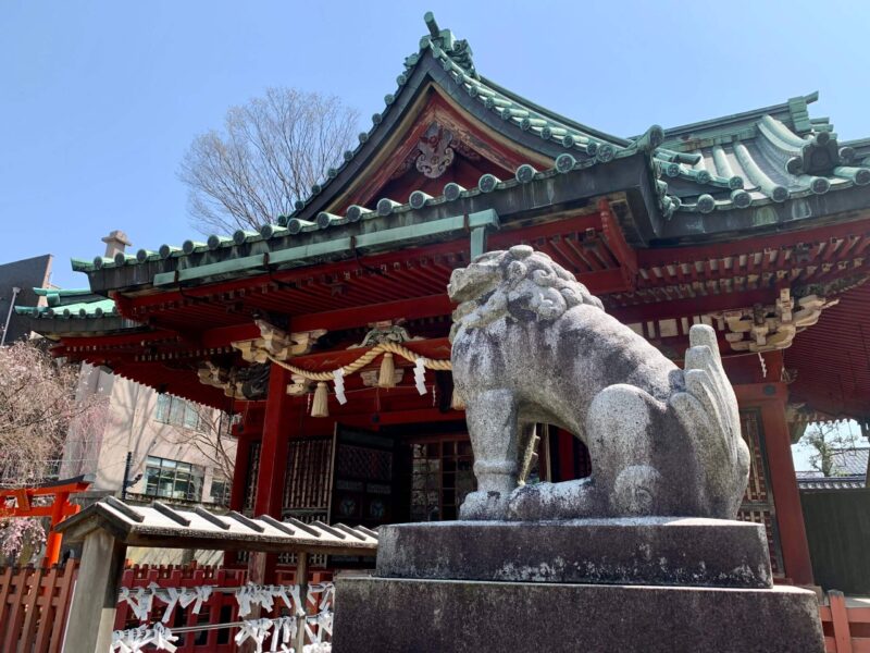 尾崎神社の狛犬と拝殿